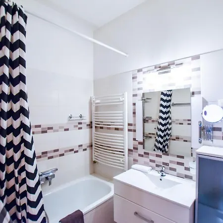 Urania's Moving Pictures Apartamento