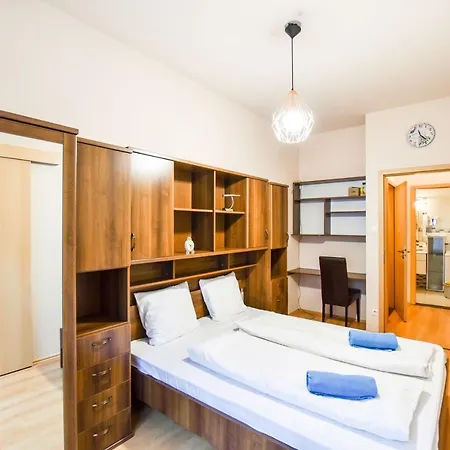 Urania's Moving Pictures Apartamento