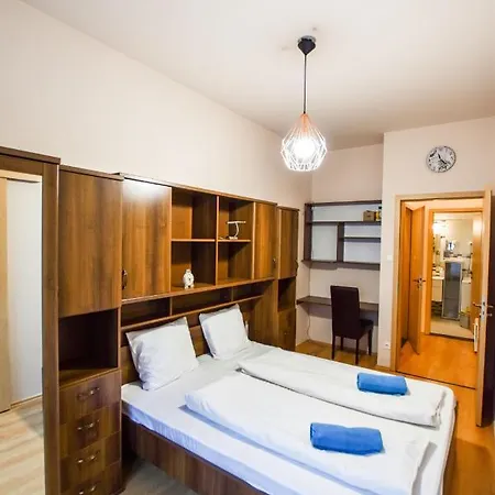 Urania's Moving Pictures Apartamento